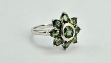 Cargar imagen en el visor de la galería, 1026: Vintage: 9ct White Gold Green Sapphires Flower Head Ring- crisp, clean , eye candy