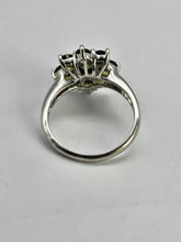 Cargar imagen en el visor de la galería, 1026: Vintage: 9ct White Gold Green Sapphires Flower Head Ring- crisp, clean , eye candy