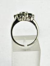 Cargar imagen en el visor de la galería, 1026: Vintage: 9ct White Gold Green Sapphires Flower Head Ring- crisp, clean , eye candy