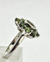 Cargar imagen en el visor de la galería, 1026: Vintage: 9ct White Gold Green Sapphires Flower Head Ring- crisp, clean , eye candy