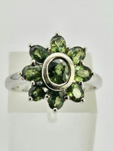 Cargar imagen en el visor de la galería, 1026: Vintage: 9ct White Gold Green Sapphires Flower Head Ring- crisp, clean , eye candy