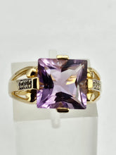 Load image into Gallery viewer, 1267 Vintage: 9ct Gold Princess Cut Lilac Amethyst Topaz Cocktail Ring