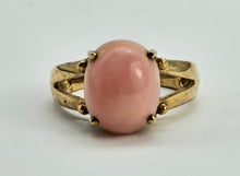Cargar imagen en el visor de la galería, 1289: Vintage: 9ct Gold Cabochon Pink Coral Ring- Gorgeous