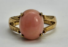 Cargar imagen en el visor de la galería, 1289: Vintage: 9ct Gold Cabochon Pink Coral Ring- Gorgeous