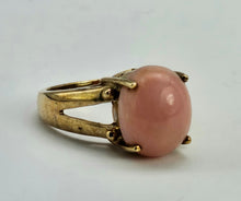 Cargar imagen en el visor de la galería, 1289: Vintage: 9ct Gold Cabochon Pink Coral Ring- Gorgeous
