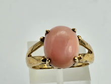 Cargar imagen en el visor de la galería, 1289: Vintage: 9ct Gold Cabochon Pink Coral Ring- Gorgeous