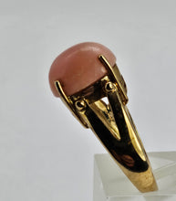 Cargar imagen en el visor de la galería, 1289: Vintage: 9ct Gold Cabochon Pink Coral Ring- Gorgeous