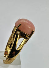 Cargar imagen en el visor de la galería, 1289: Vintage: 9ct Gold Cabochon Pink Coral Ring- Gorgeous