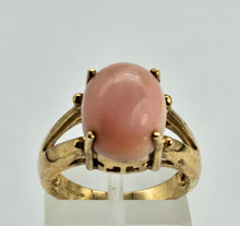 Cargar imagen en el visor de la galería, 1289: Vintage: 9ct Gold Cabochon Pink Coral Ring- Gorgeous