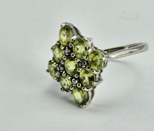 Cargar imagen en el visor de la galería, 1240: Vintage: 9ct Gold Forest Green Peridots Diamonds Cluster Ring