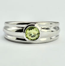 Load image into Gallery viewer, 1260:Vintage: 9ct White Gold Round Cut Peridot Signet Ring- crisp, clean; eye candy