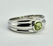 Load image into Gallery viewer, 1260:Vintage: 9ct White Gold Round Cut Peridot Signet Ring- crisp, clean; eye candy
