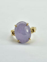 Load image into Gallery viewer, 1319: Vintage: 9ct God Large "Carbuncle" Lavender Jade Cocktail Ring - delightful, nice weight