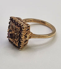 Cargar imagen en el visor de la galería, 1142: Vintage: 9ct Gol Art Deco Style Garnets Geometric Set Ring- Date- Mark 1972