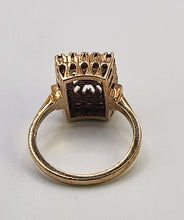 Cargar imagen en el visor de la galería, 1142: Vintage: 9ct Gol Art Deco Style Garnets Geometric Set Ring- Date- Mark 1972