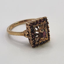 Cargar imagen en el visor de la galería, 1142: Vintage: 9ct Gol Art Deco Style Garnets Geometric Set Ring- Date- Mark 1972