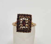 Cargar imagen en el visor de la galería, 1142: Vintage: 9ct Gol Art Deco Style Garnets Geometric Set Ring- Date- Mark 1972