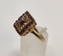 Cargar imagen en el visor de la galería, 1142: Vintage: 9ct Gol Art Deco Style Garnets Geometric Set Ring- Date- Mark 1972