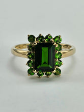 Load image into Gallery viewer, 6291 Vintage: 9ct Gold 15 Green Diopside Geometric Set Ring
