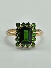 Load image into Gallery viewer, 6291 Vintage: 9ct Gold 15 Green Diopside Geometric Set Ring