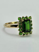 Load image into Gallery viewer, 6291 Vintage: 9ct Gold 15 Green Diopside Geometric Set Ring