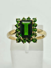 Load image into Gallery viewer, 6291 Vintage: 9ct Gold 15 Green Diopside Geometric Set Ring