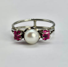 Cargar imagen en el visor de la galería, 0810: Vintage: 18ct White Gold Cultured Pearl Rubies 3_Stone Ring- eclectic design