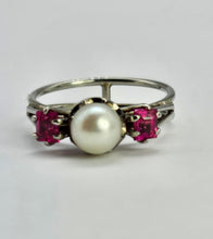 Cargar imagen en el visor de la galería, 0810: Vintage: 18ct White Gold Cultured Pearl Rubies 3_Stone Ring- eclectic design