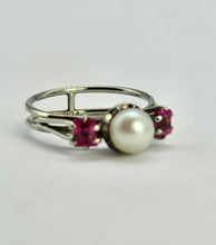 Cargar imagen en el visor de la galería, 0810: Vintage: 18ct White Gold Cultured Pearl Rubies 3_Stone Ring- eclectic design