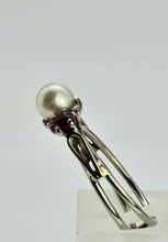 Cargar imagen en el visor de la galería, 0810: Vintage: 18ct White Gold Cultured Pearl Rubies 3_Stone Ring- eclectic design