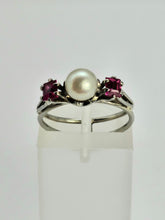 Cargar imagen en el visor de la galería, 0810: Vintage: 18ct White Gold Cultured Pearl Rubies 3_Stone Ring- eclectic design