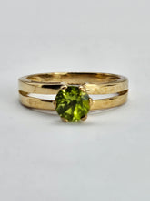 Cargar imagen en el visor de la galería, 1326: Vintage: 9ct Gold Round Cut Green Garnet Ring-lovely cut and colours