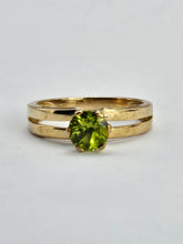 Cargar imagen en el visor de la galería, 1326: Vintage: 9ct Gold Round Cut Green Garnet Ring-lovely cut and colours