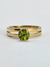 Cargar imagen en el visor de la galería, 1326: Vintage: 9ct Gold Round Cut Green Garnet Ring-lovely cut and colours