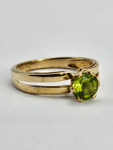 Cargar imagen en el visor de la galería, 1326: Vintage: 9ct Gold Round Cut Green Garnet Ring-lovely cut and colours