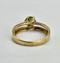 Cargar imagen en el visor de la galería, 1326: Vintage: 9ct Gold Round Cut Green Garnet Ring-lovely cut and colours