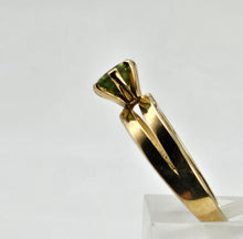 Cargar imagen en el visor de la galería, 1326: Vintage: 9ct Gold Round Cut Green Garnet Ring-lovely cut and colours