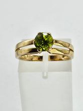 Cargar imagen en el visor de la galería, 1326: Vintage: 9ct Gold Round Cut Green Garnet Ring-lovely cut and colours