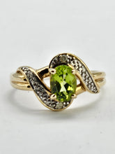 Cargar imagen en el visor de la galería, 0986: Vintage: 9ct Gold Illusion Set Peridot Diamonds Dress Ring- eclectic beauty.