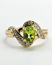 Cargar imagen en el visor de la galería, 0986: Vintage: 9ct Gold Illusion Set Peridot Diamonds Dress Ring- eclectic beauty.