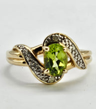 Cargar imagen en el visor de la galería, 0986: Vintage: 9ct Gold Illusion Set Peridot Diamonds Dress Ring- eclectic beauty.