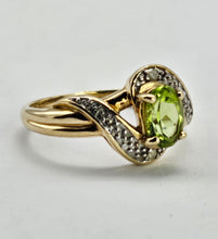 Cargar imagen en el visor de la galería, 0986: Vintage: 9ct Gold Illusion Set Peridot Diamonds Dress Ring- eclectic beauty.