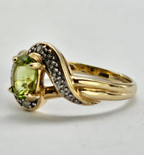 Cargar imagen en el visor de la galería, 0986: Vintage: 9ct Gold Illusion Set Peridot Diamonds Dress Ring- eclectic beauty.