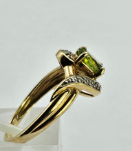Cargar imagen en el visor de la galería, 0986: Vintage: 9ct Gold Illusion Set Peridot Diamonds Dress Ring- eclectic beauty.