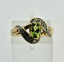 Cargar imagen en el visor de la galería, 0986: Vintage: 9ct Gold Illusion Set Peridot Diamonds Dress Ring- eclectic beauty.