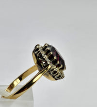 Cargar imagen en el visor de la galería, 0586: Vintage: 18ct Gold Almandine Garnet Diamonds Halo Ring- a beauty,