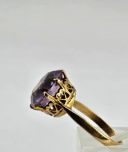 Cargar imagen en el visor de la galería, 0971: Vintage & Old: 9ct Gold Round Cut Amethyst Solitaire Ring- mature hues.