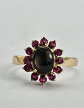 Cargar imagen en el visor de la galería, 0047: Vintage: Exquisite 14ct Gold Star Sapphire 12 Rubies Flower Head Ring- striking symmetry