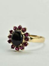 Cargar imagen en el visor de la galería, 0047: Vintage: Exquisite 14ct Gold Star Sapphire 12 Rubies Flower Head Ring- striking symmetry