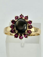 Cargar imagen en el visor de la galería, 0047: Vintage: Exquisite 14ct Gold Star Sapphire 12 Rubies Flower Head Ring- striking symmetry